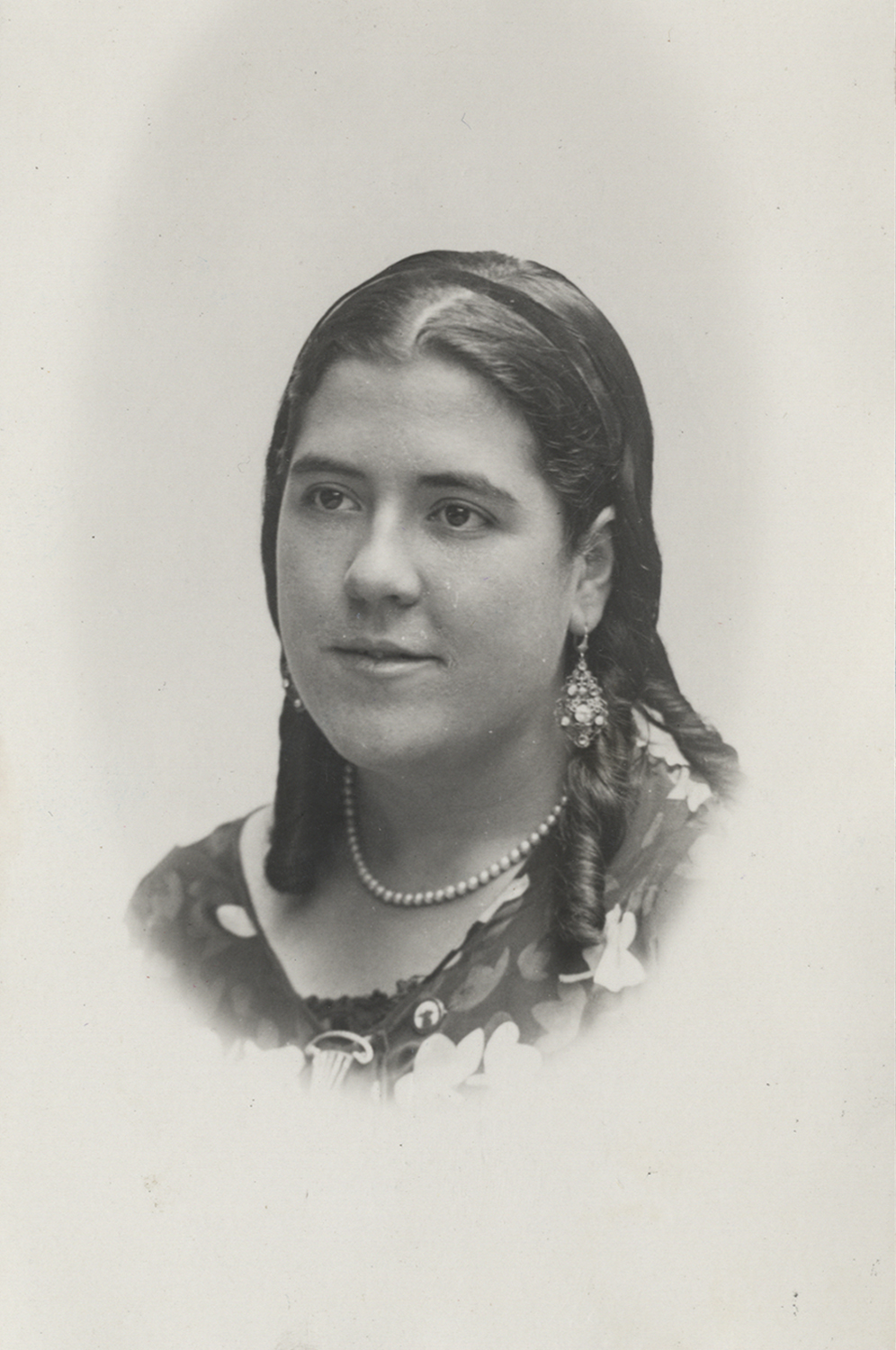 Retrato de mujer mirando a la izquierda