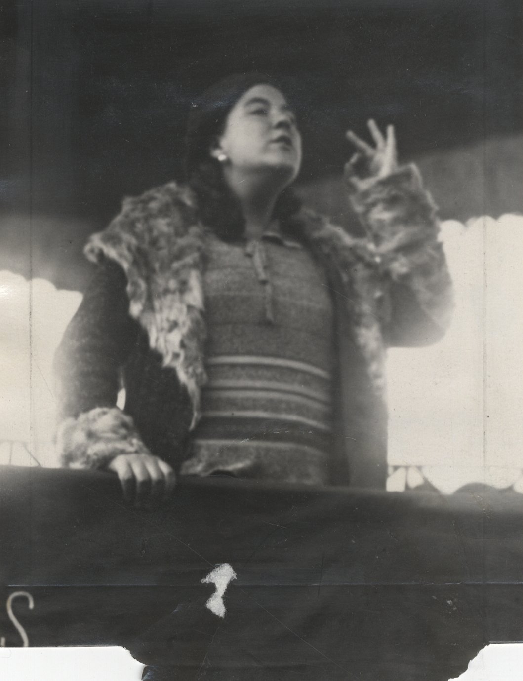 Mujer dando un discurso.