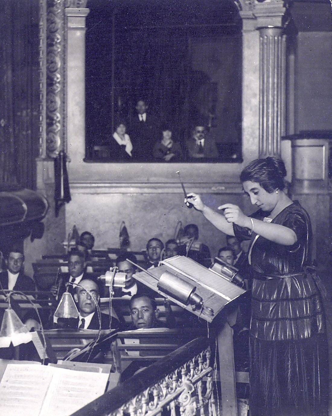 Mujer dirigiendo una orquesta.