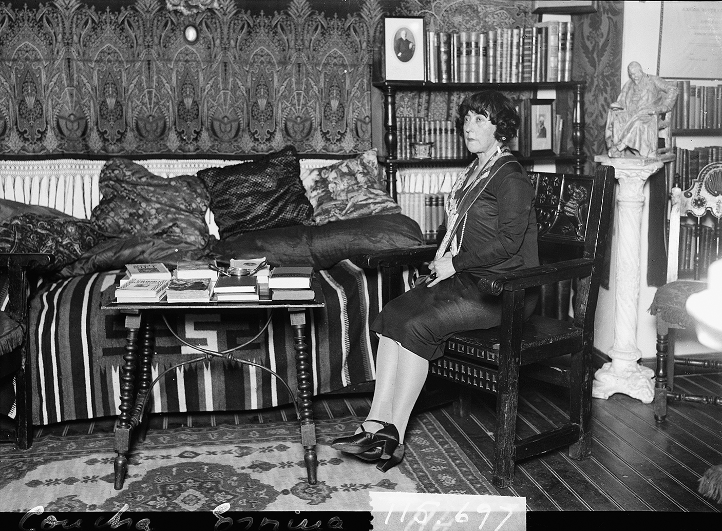 Mujer sentada en una silla en un salón.