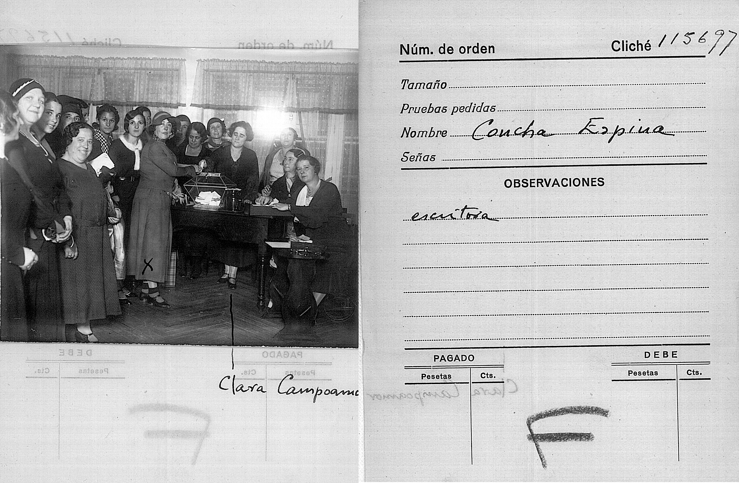Carnet de socia del Lyceum, con una foto de varias mujeres.