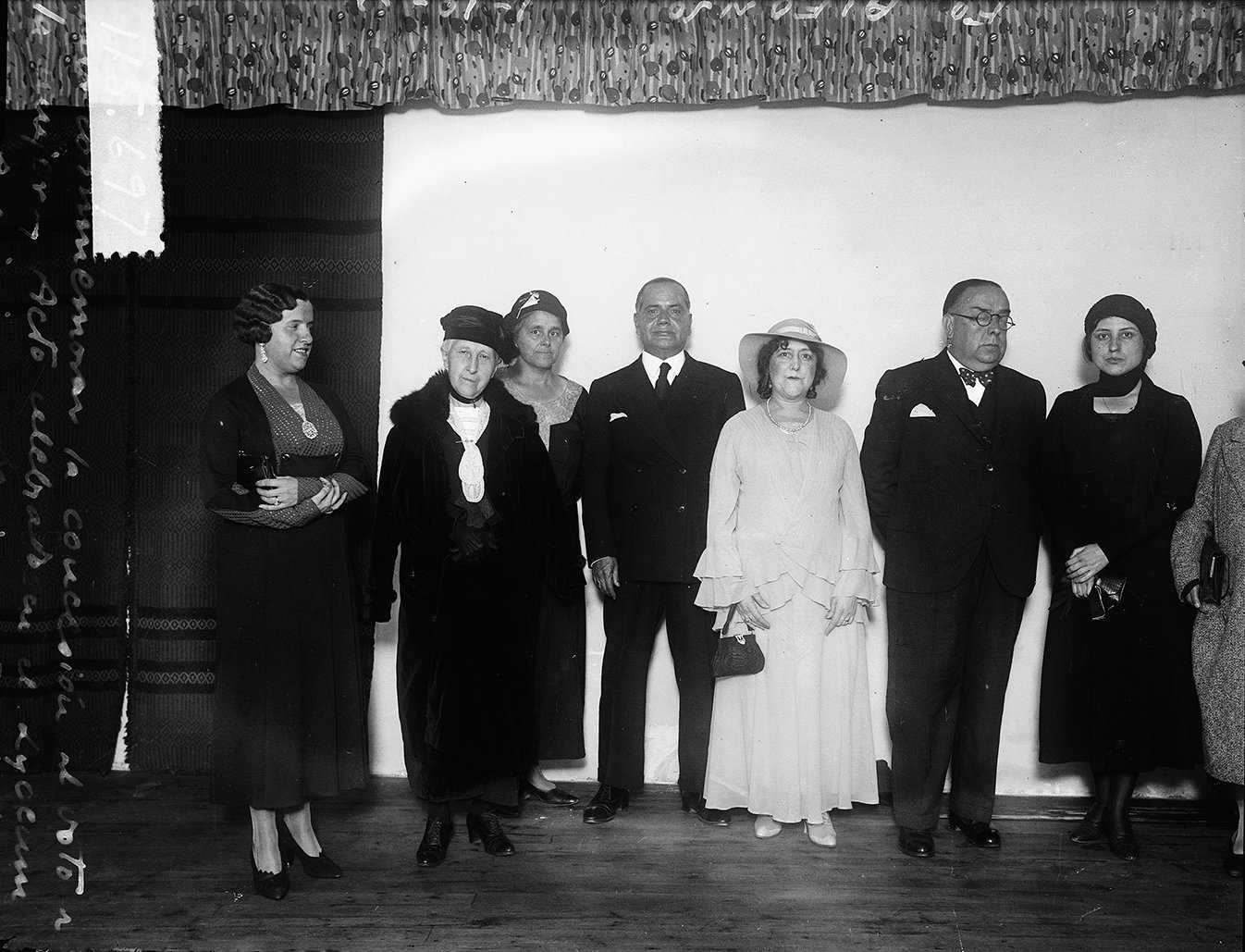 Grupo de hombres y mujeres de pie.