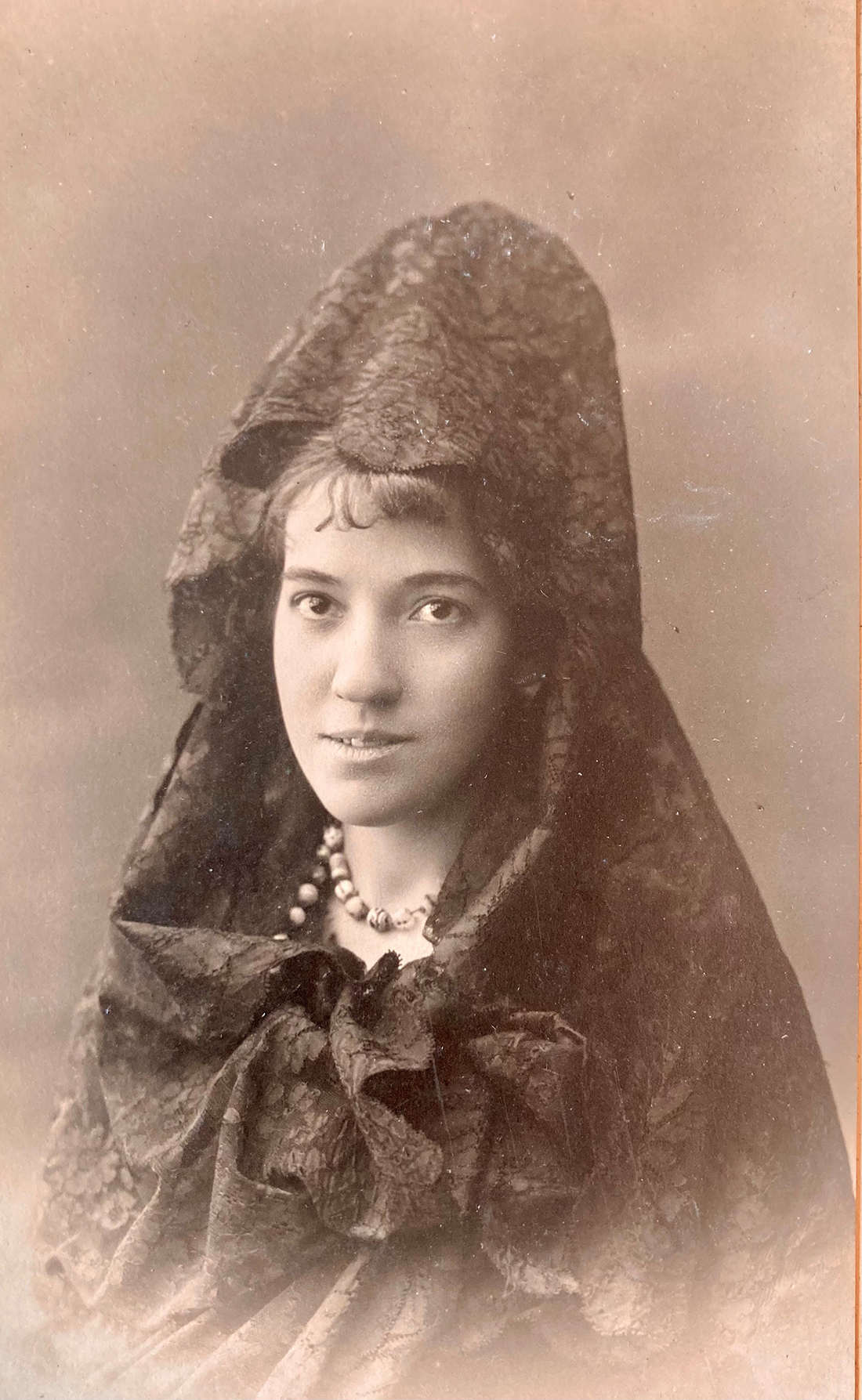 Retrato de mujer llevando una mantilla.