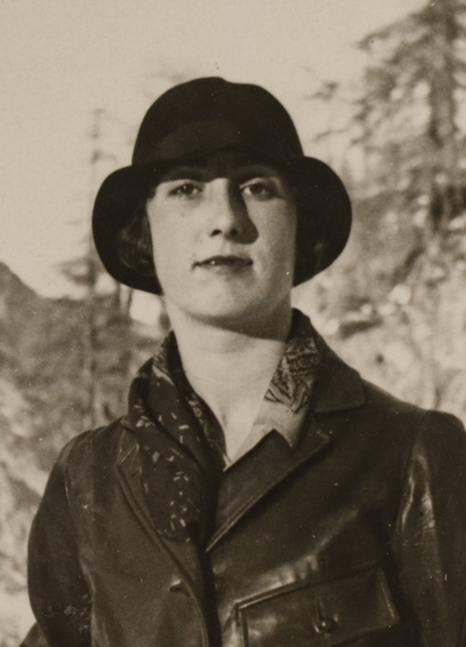 Retrato de mujer con chaqueta de cuero y sombrero.