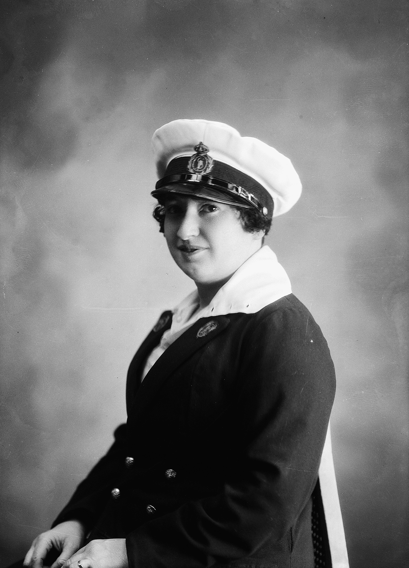 Retrato de mujer con sombrero de capitán.