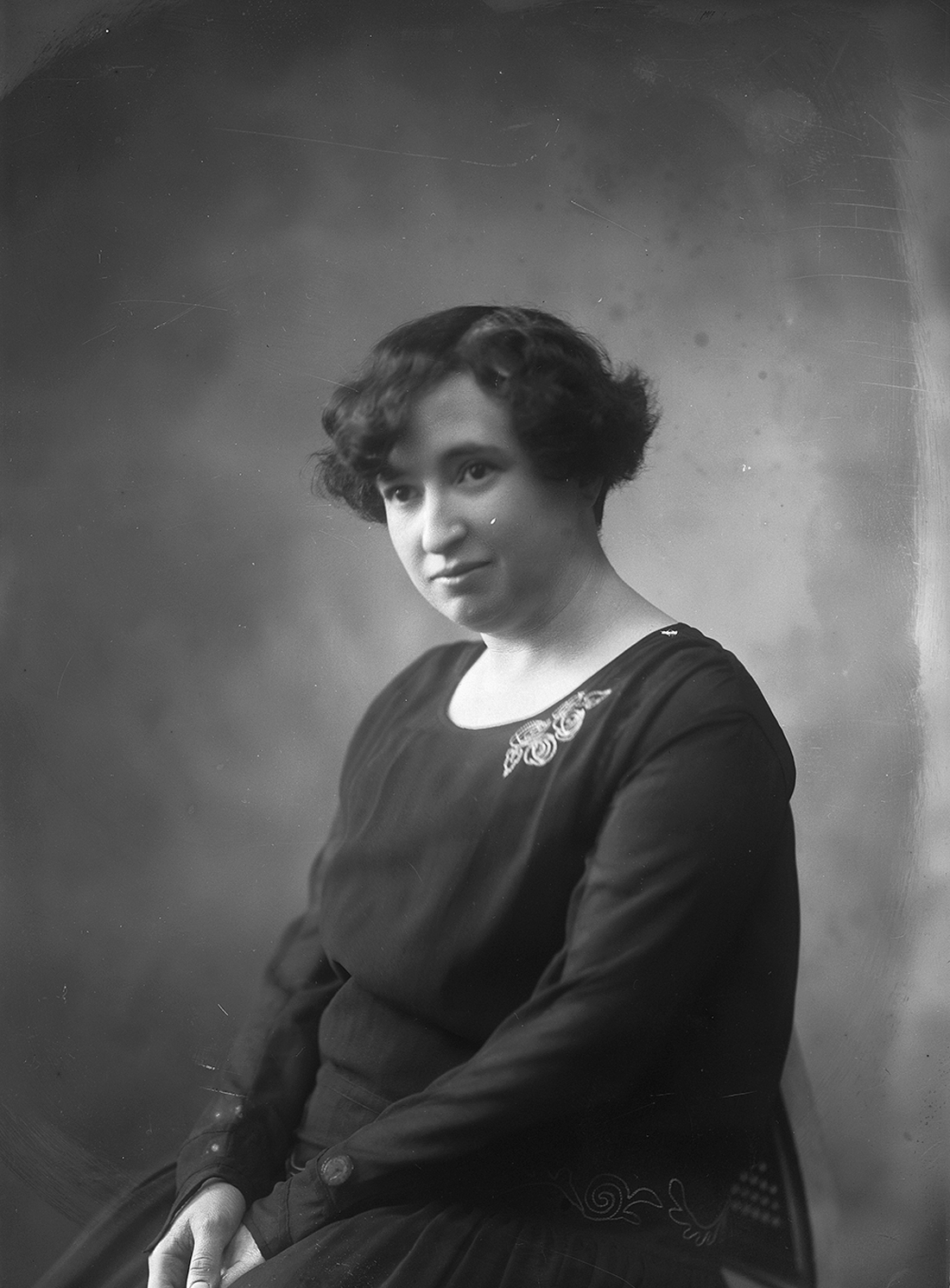 Retrato de mujer sentada.