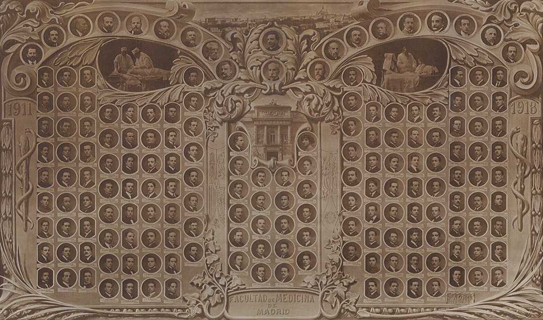 Orla de la Facultad de Medicina, con multitud de retratos de estudiantes.