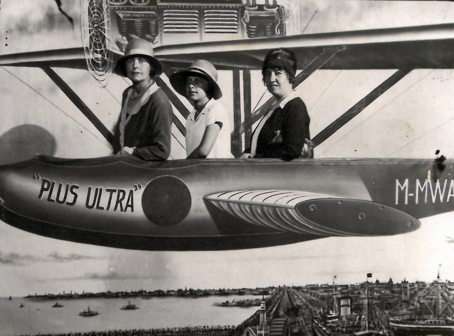 Tres mujeres subidas a una maqueta de avión delante de un fondo pintado.