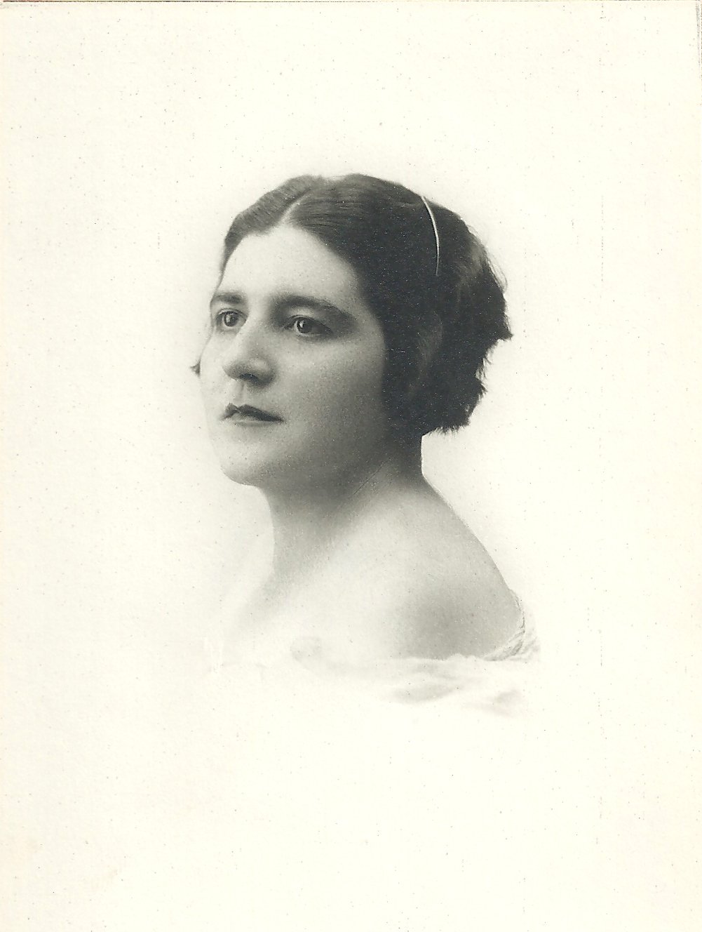 Retrato de mujer de tres cuartos.