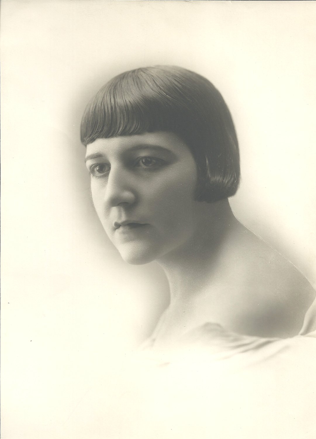 Retrato de mujer de tres cuartos.