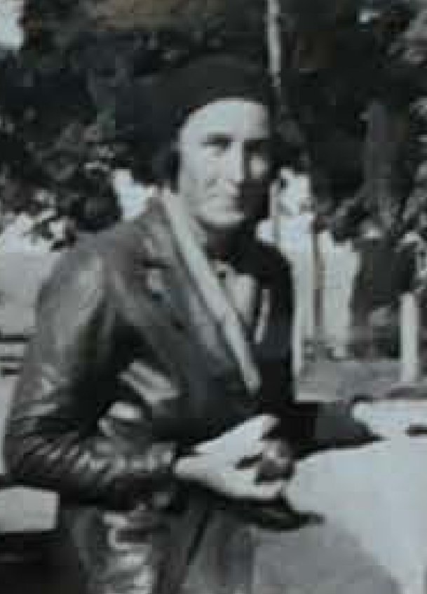 Mujer sentada comiendo en un parque.