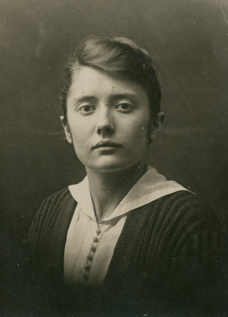 Retrato de mujer con fondo oscuro.