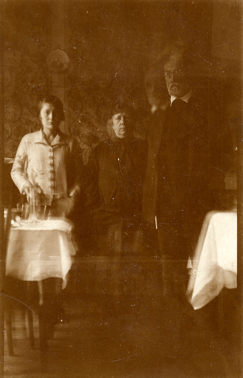 Familia en un comedor.