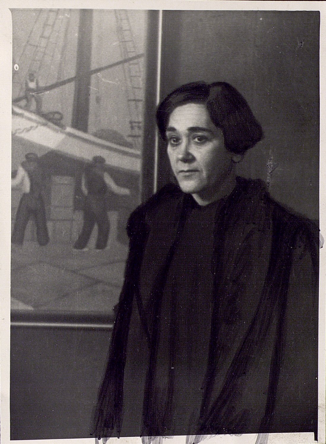 Retrato de mujer, pintado por encima, delante de un cuadro.
