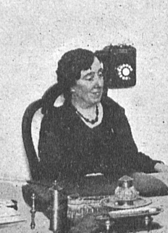 Mujer sentada en un escritorio.