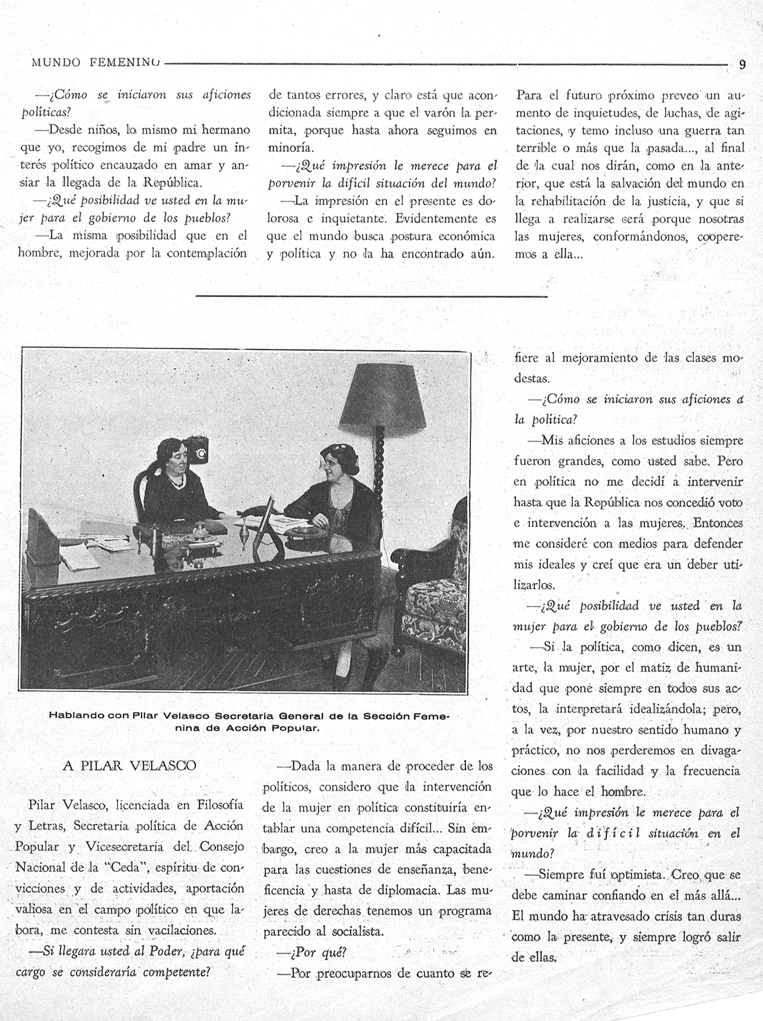 Página del periódico "Mundo Femenino", con foto de dos mujeres hablando sentadas en una mesa.