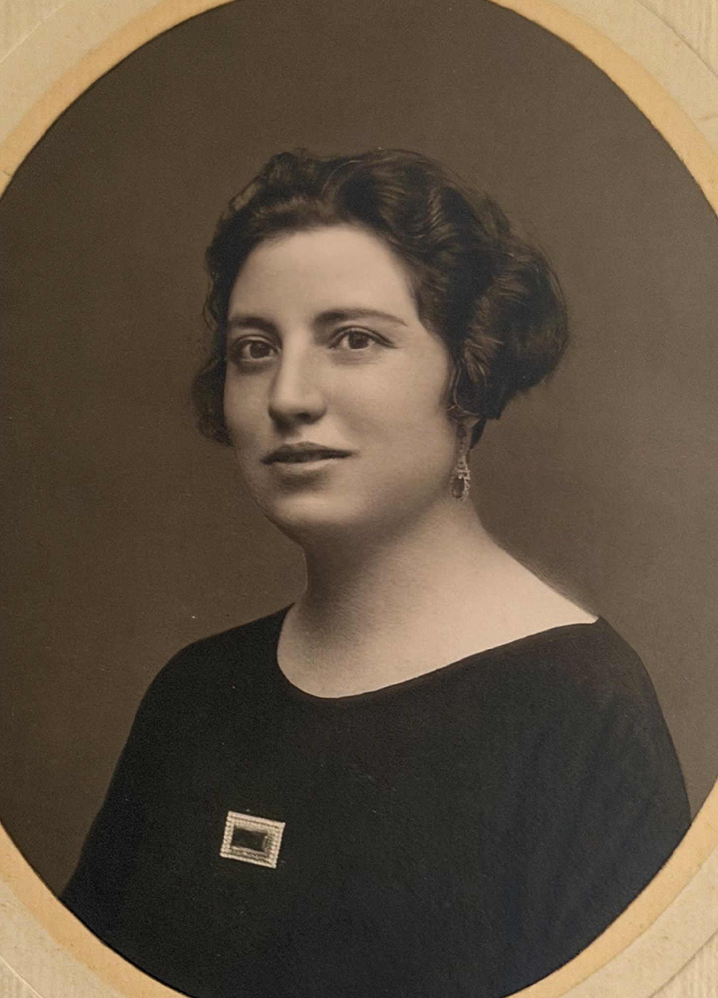 Retrato de mujer de tres cuartos.