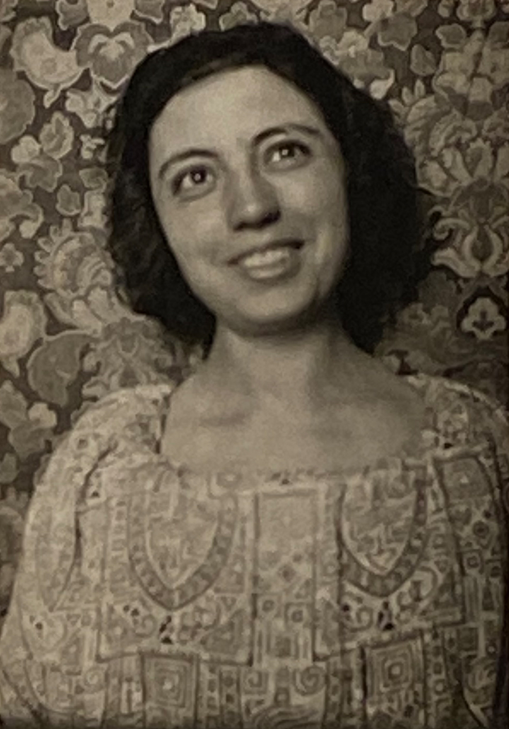 Retrato de mujer mirando hacia arriba.