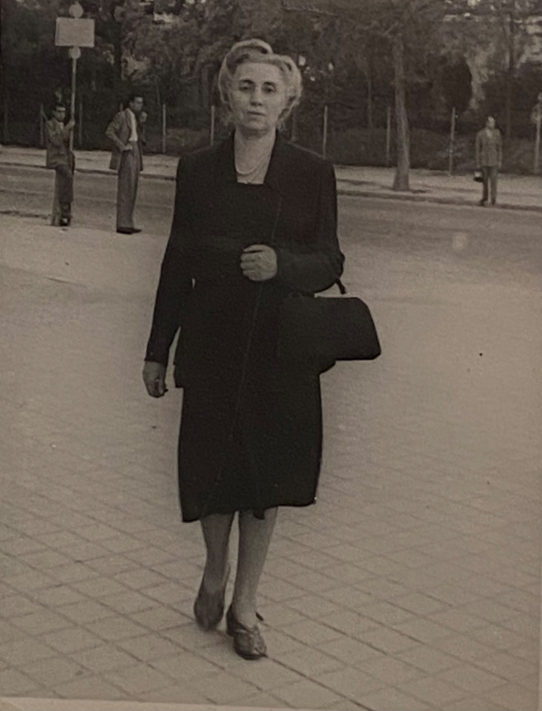 Mujer paseando por la calle.